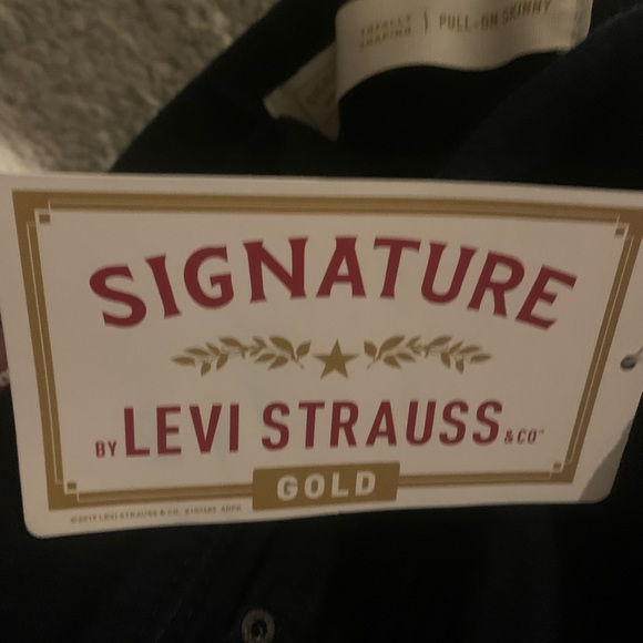 (1618) Signature by Levi Strauss & Co. Gold Label Totally Shaping Skinny Jeans - Picture 4 of 7